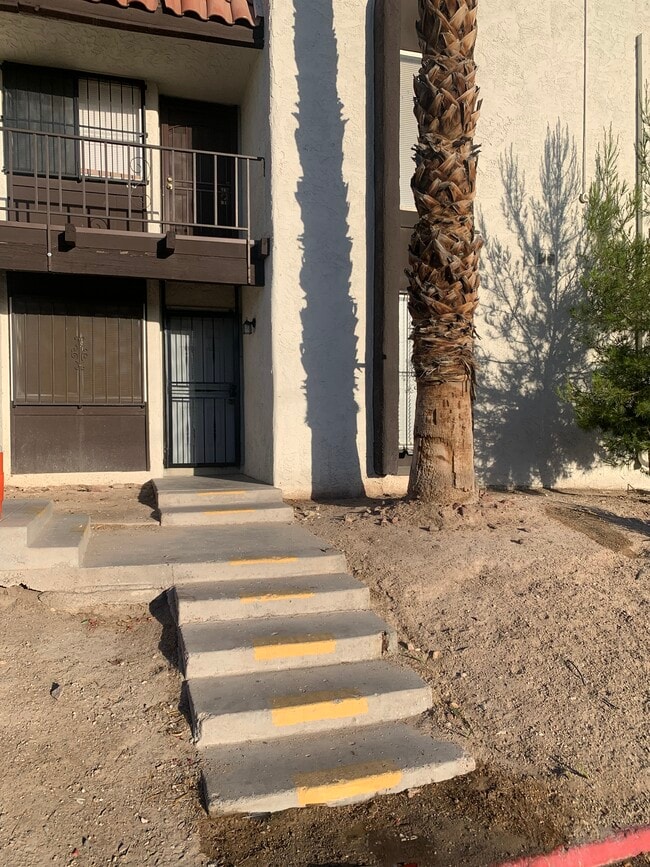 Building Photo - 1405 Vegas Valley Dr