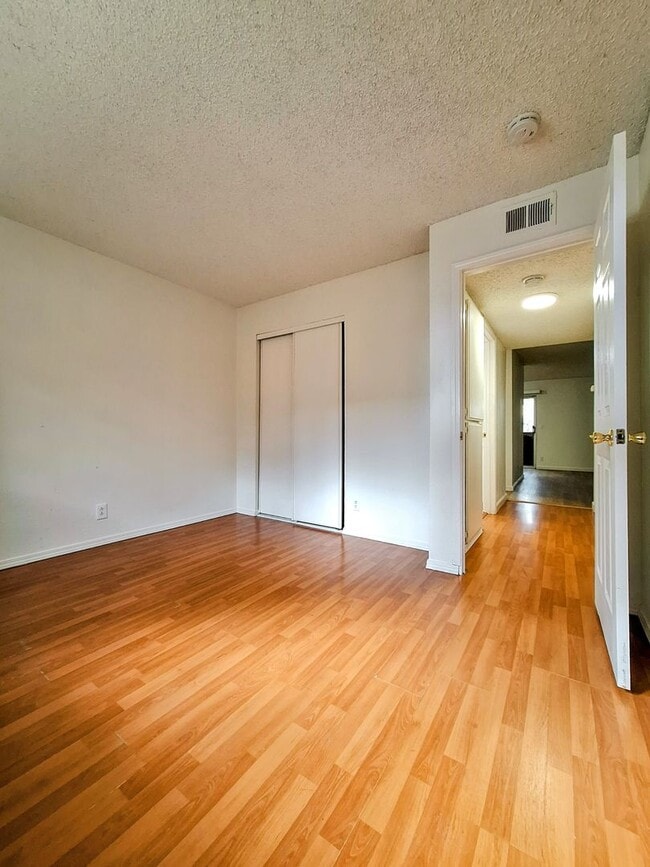 Foto del edificio - Beautiful 2bd Condo In Gated Community With Pool, Gym, and On-site Laundry