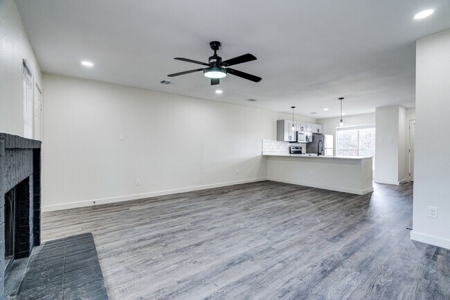 Foto del edificio - RIVER CROSSING ATX - 2BD/2.5BA - TOWNHOUSE - NEAR DOWNTOWN - NEW INTERIOR - $1495