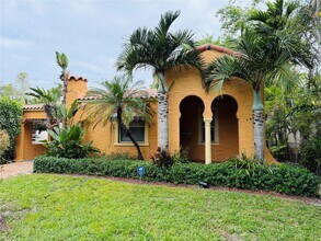 Building Photo - 725 Navarre Ave