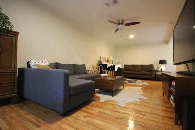 Building Photo - DEEP EDDY/TARRYTOWN UPDATED 2/1 house on 1...