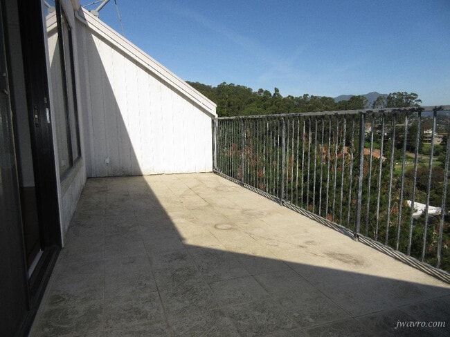 Building Photo - 12 Arana Cir