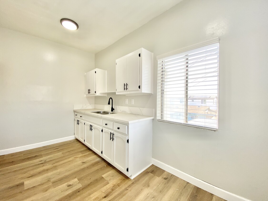 Foto principal - 6717 S San Pedro St