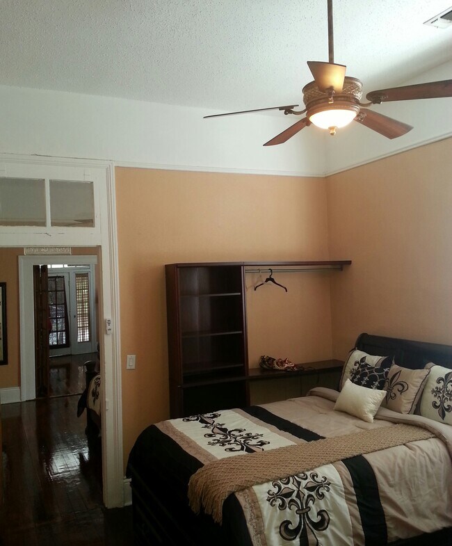 Foto del edificio - 2607 Banks St