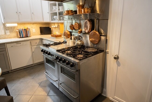 Building Photo - 349 W Main St