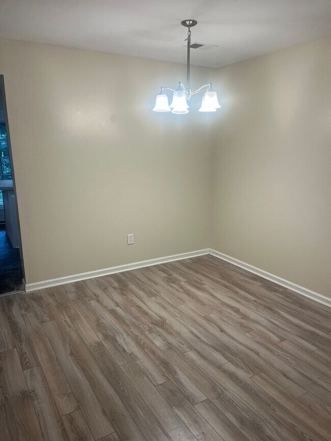 Building Photo - Available now. Grat 3BR/2.5 BA Townhome in Oak Bluff!