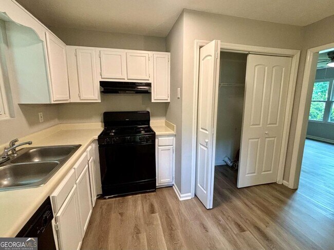 Building Photo - 6611 Selman Dr