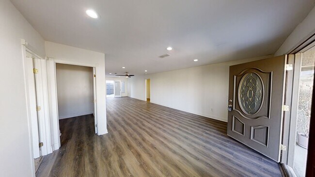 Foto del edificio - Remodeled! LARGE Living Room!