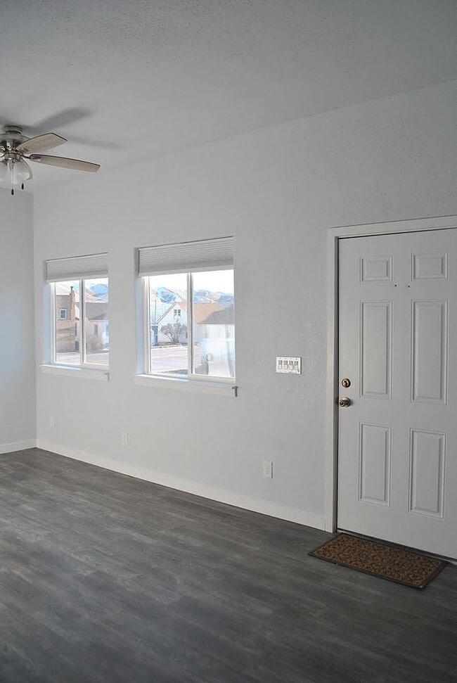 Building Photo - 202 1/2 Cedar