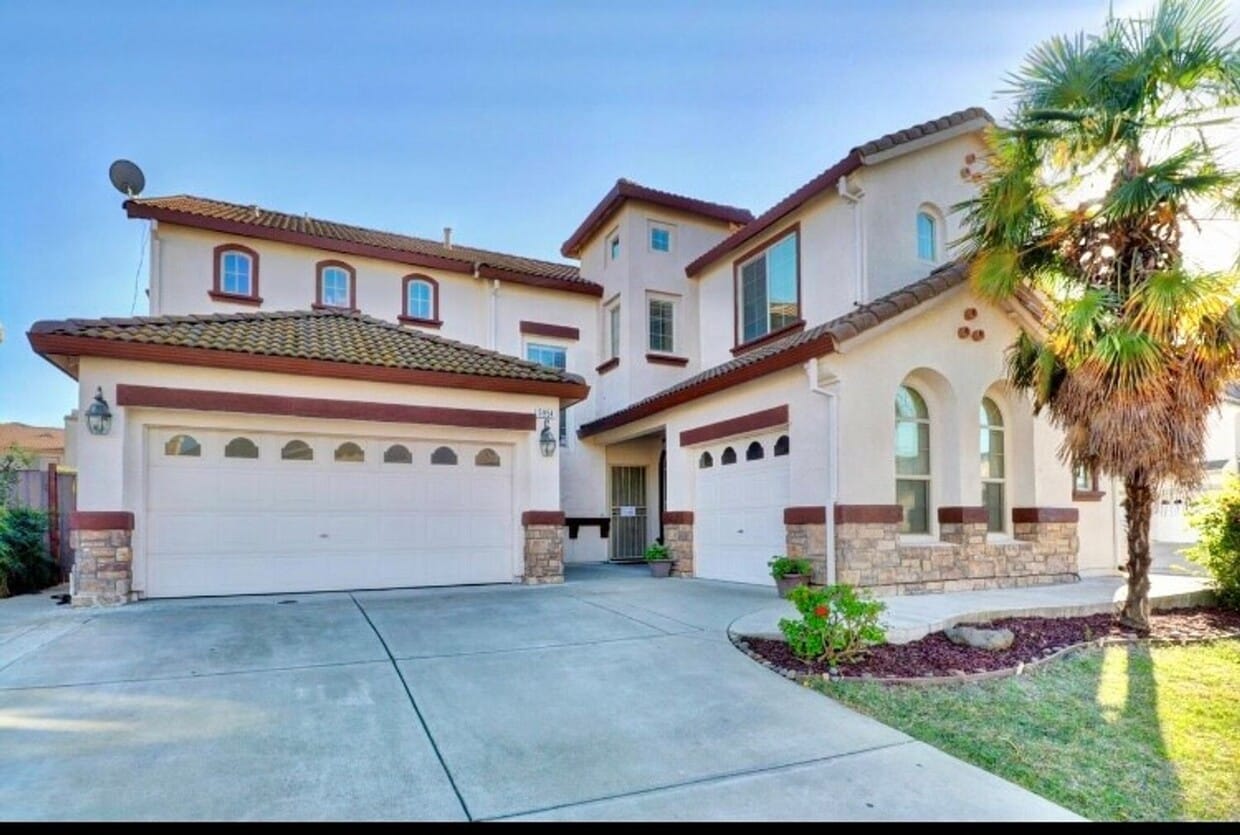 Foto principal - A very unique 5/6 bedroom 4 full bathroom ...