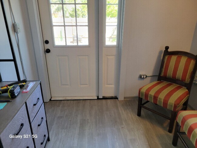 Foto del edificio - 827 E 7th St