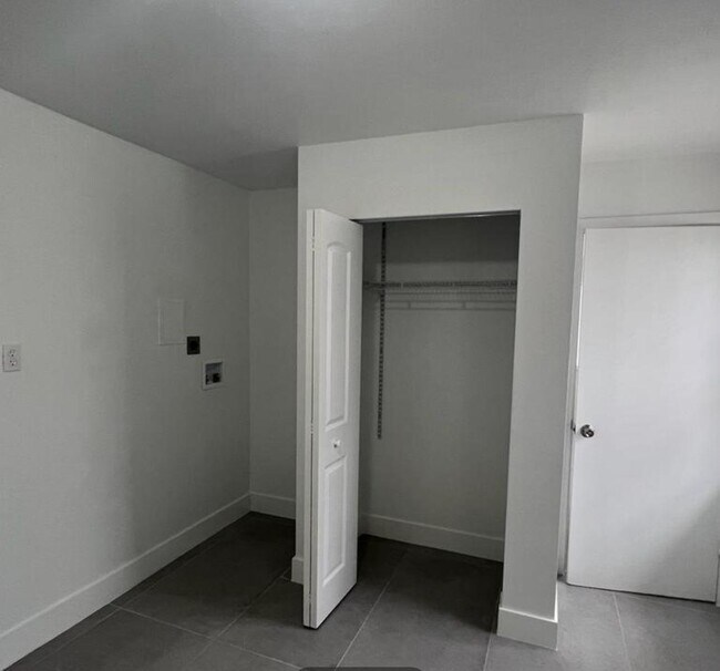 Foto del edificio - 4791 Elmhurst Rd