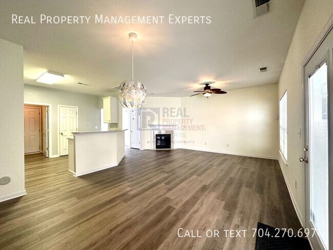 Building Photo - Gorgeous 2BR/@2.5/BA Townhouse Mill Creek!