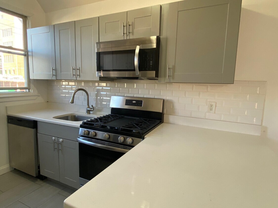 Primary Photo - 112 Strawberry Hill Ave