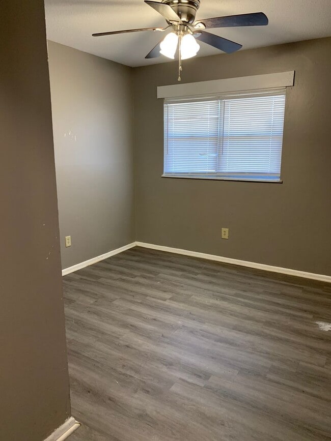 Building Photo - 1810 Fairlane- 2 Units