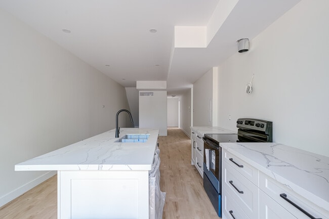 Building Photo - 153 Mary St