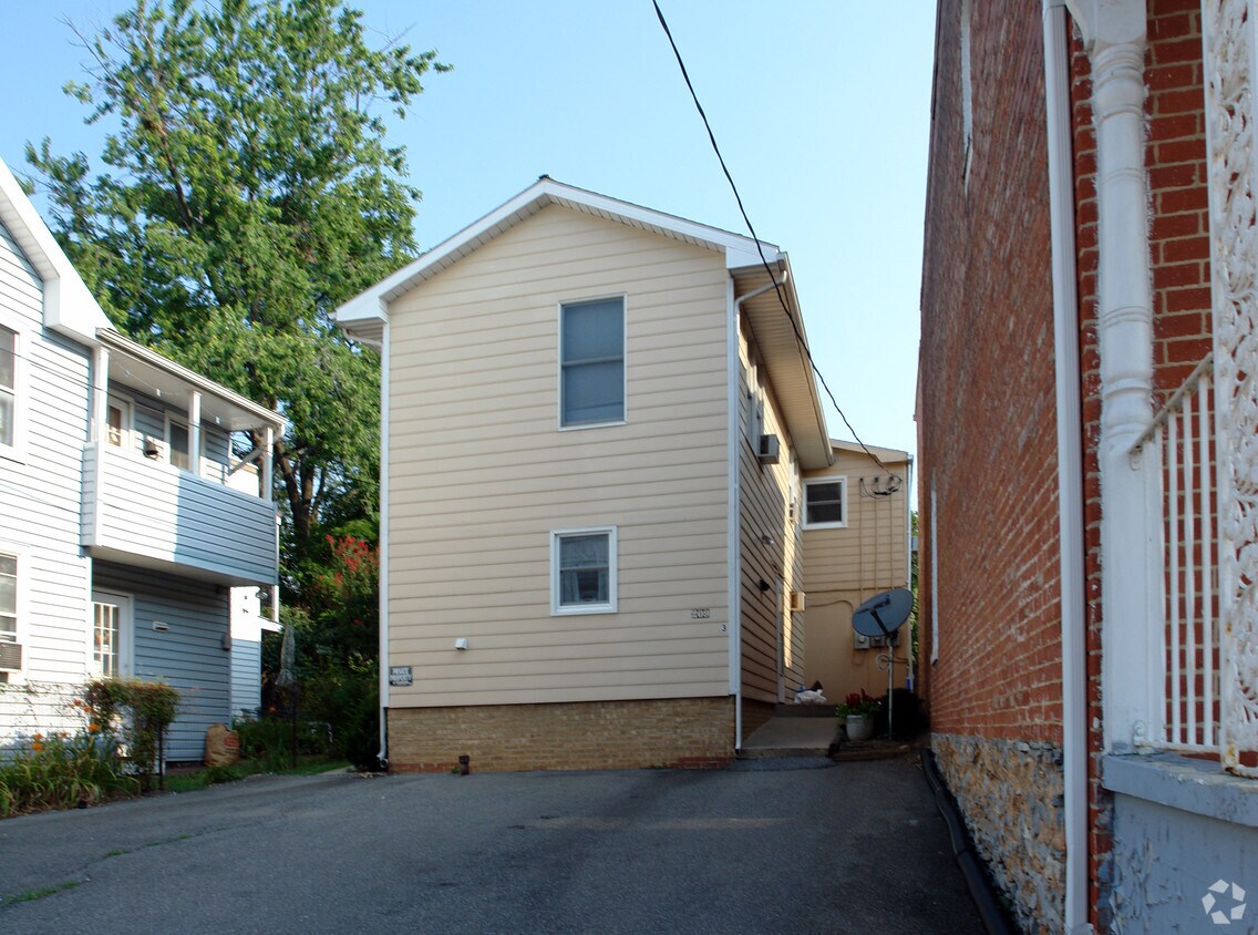 Building Photo - 209 E 5th St