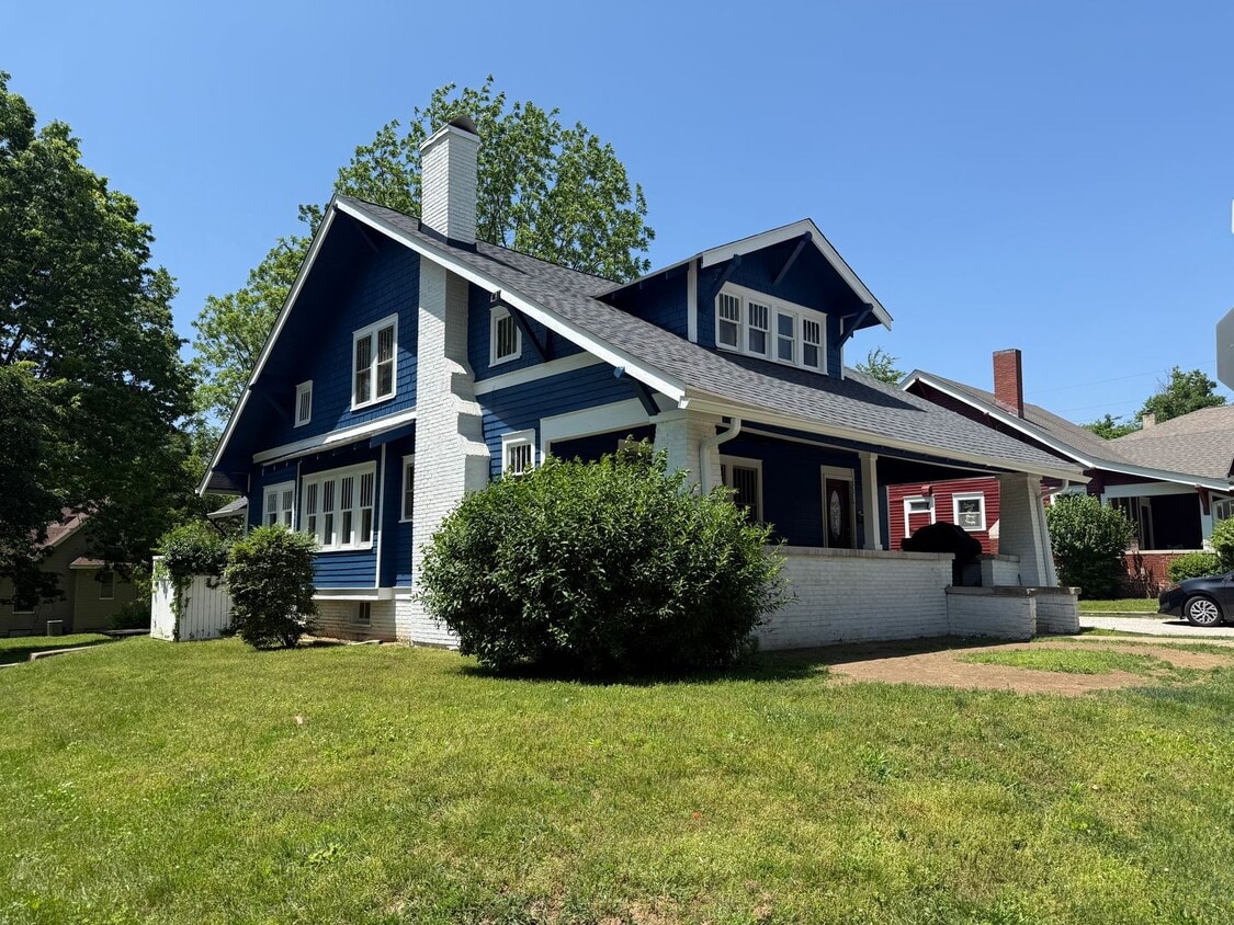 Foto principal - 5 bedroom, 2 bath Home: Available July 2027!