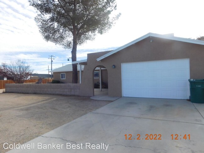 Building Photo - 4 br, 3 bath House - 1005 W. Upjohn Ave