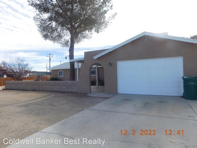 Foto del edificio - 4 br, 3 bath House - 1005 W. Upjohn Ave