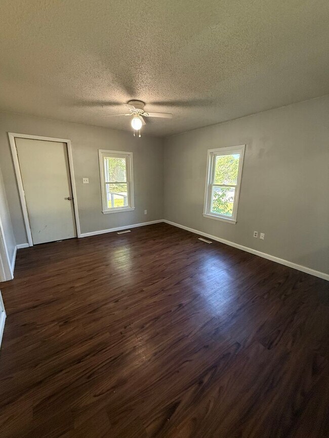 Foto del edificio - Spacious 2 bedroom 1 bathroom duplex Available NOW!!!