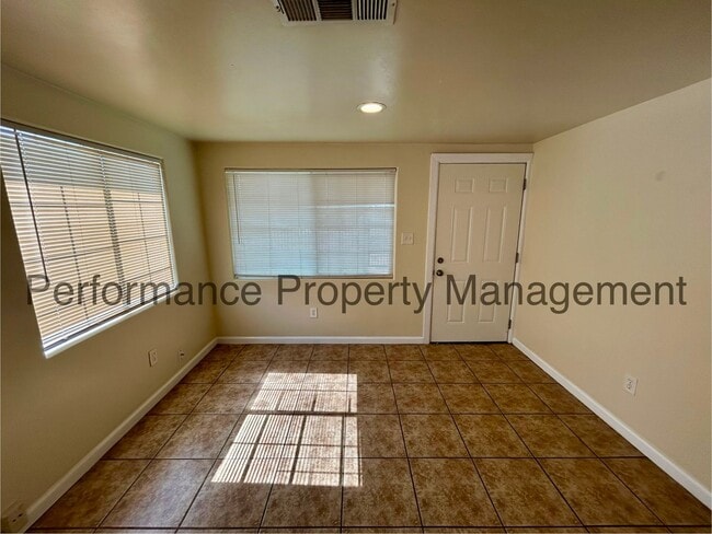 Building Photo - Charming 3 Bed/2 Bath Home w/ Large Yard