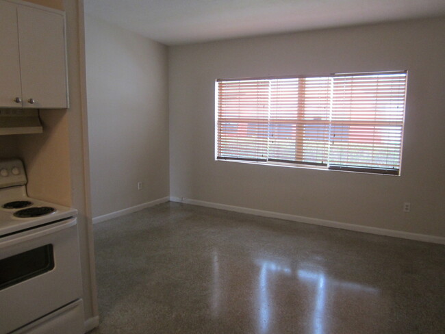 Building Photo - 2 Bedroom 1 Bath Duplex available for Rent...