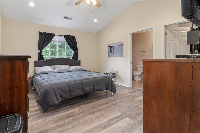 Building Photo - Updated home close to post!