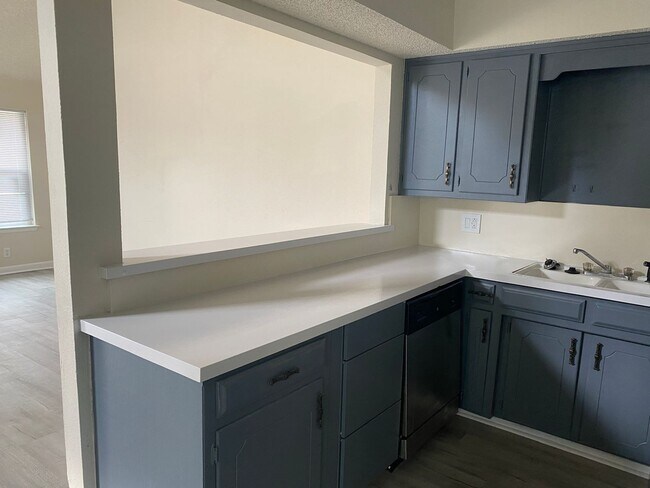 Building Photo - Remodeled 1/1.5 Duplex in Quiet Denison Ne...