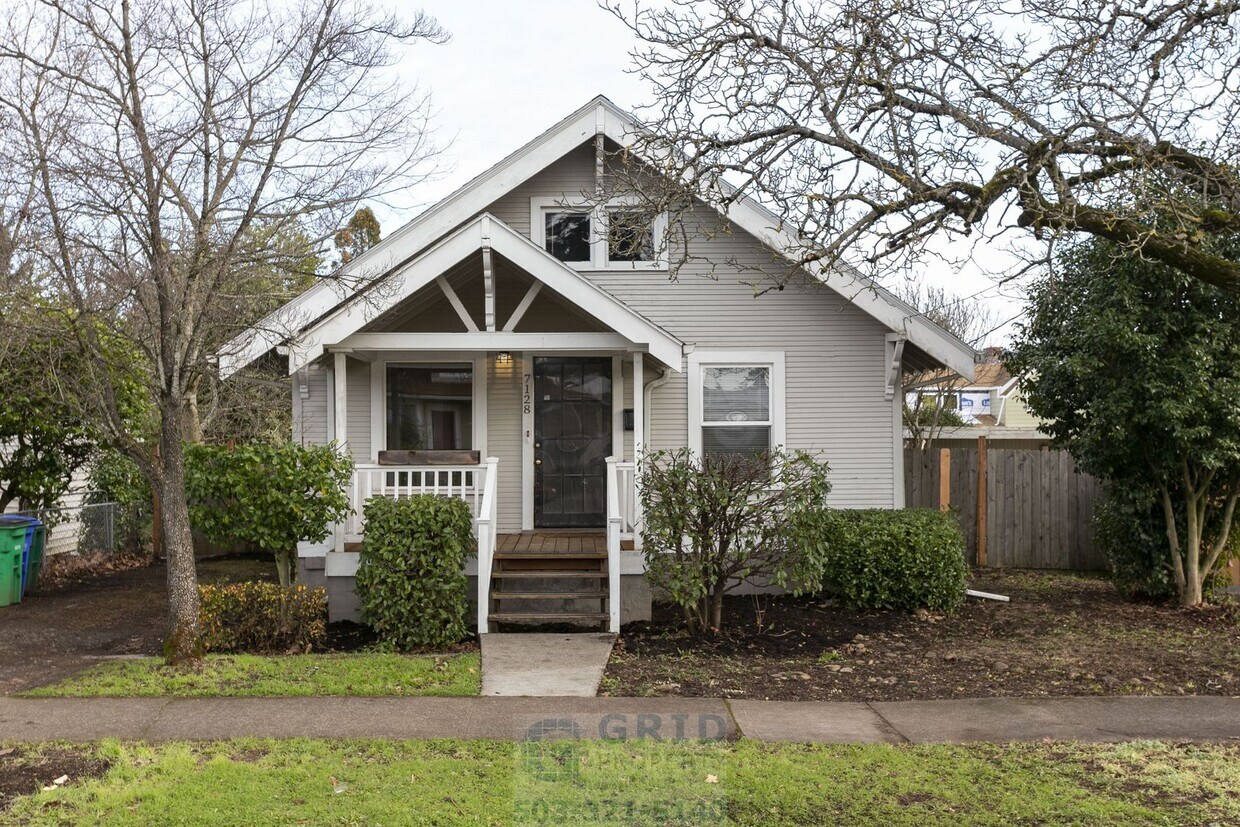 Foto principal - 2 Bedroom Craftsman Home Available - Southeast Portland!
