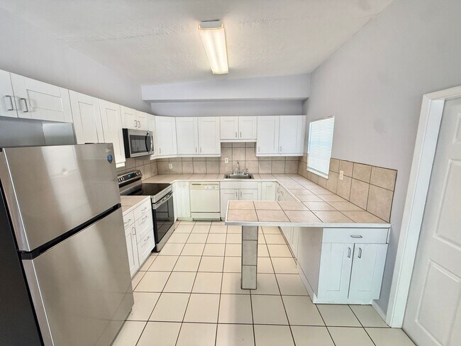 Foto del edificio - Sensational 2 bed 1 bath in the heart of Wilton Manors! 2 parking spots with laundry!