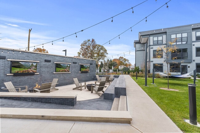 Building Photo - Canter Green