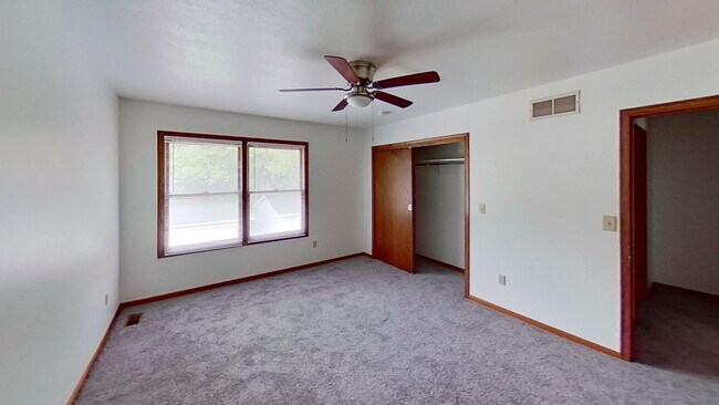 Foto del edificio - Two story duplex with two large bedrooms, walk in closet, one and a half bath, full basement, 12x...