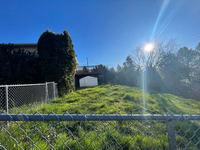 Building Photo - 5 Bedroom 2 bath on Military Hill, Pet fri...