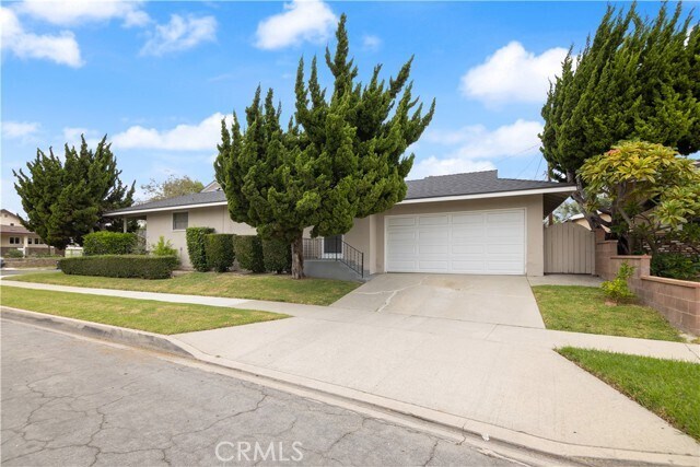Building Photo - 2542 Vuelta Grande Ave