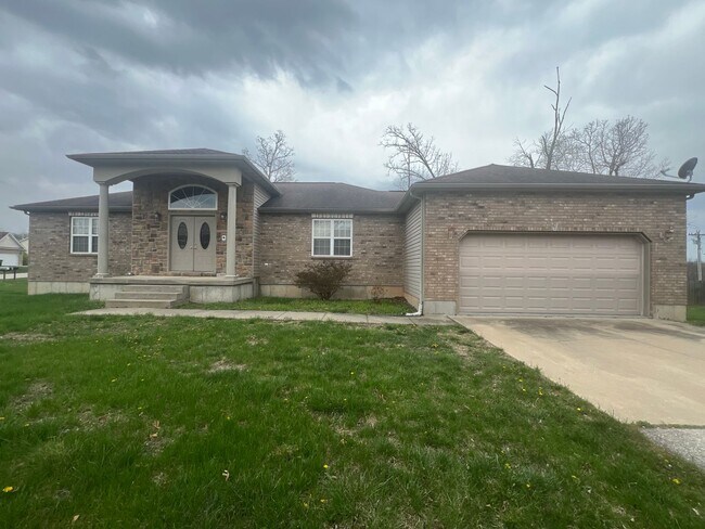 Building Photo - 5 Bedroom Home Located in Waynesville, MO!