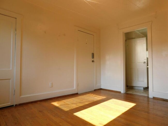 Building Photo - 919 Princeton Ave S