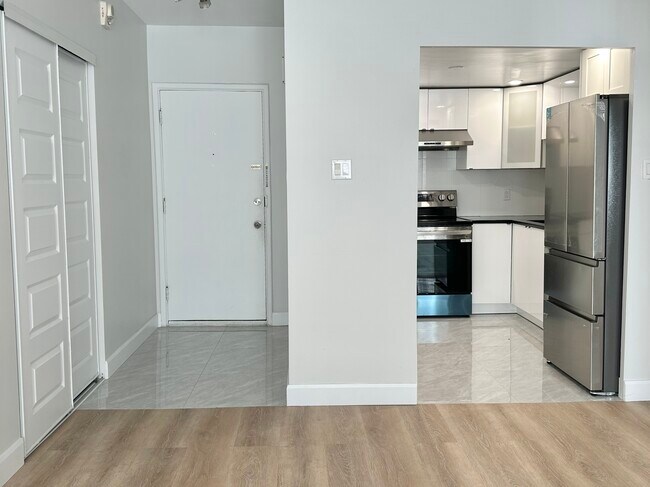 Building Photo - 5761 Ch De La Côte-Saint-Luc