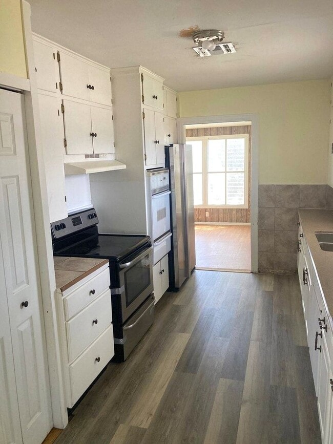 Building Photo - ZERO APPLICATION FEE FOR THIS RECENTLY UPDATED HOME!