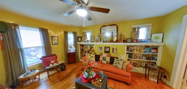 Foto del edificio - 3D Tour Available - Close to City Park + Garage Parking + Washer & Dryer! Available August 5th!