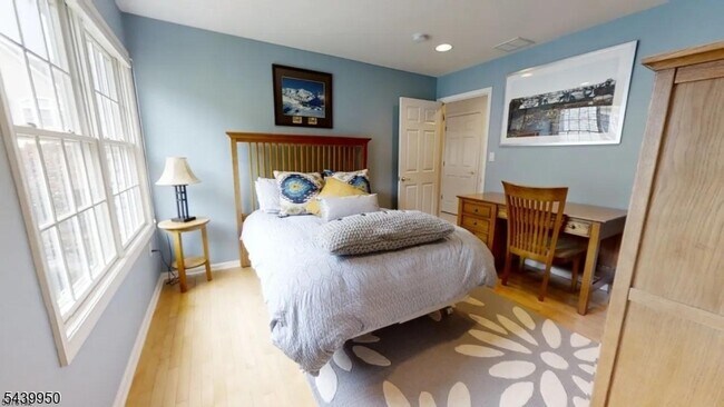 Foto del edificio - 711 Binghampton Ln