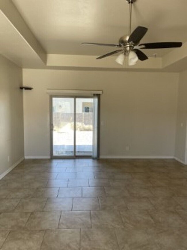 Foto del edificio - Newer home with walled yard. Move in ready!