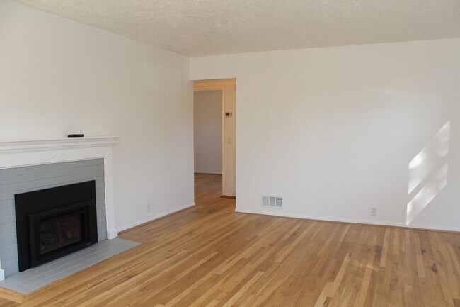Building Photo - Beautifully Remodeled NE Portland Home!