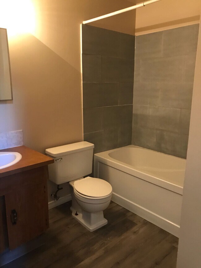 Photo du bâtiment - 3 Bed 1 Bath Unit in Red Deer, AB
