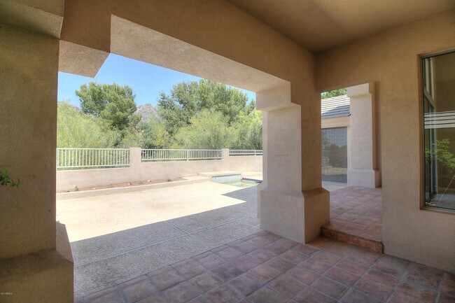 Building Photo - 3030 E Sierra Vista Dr