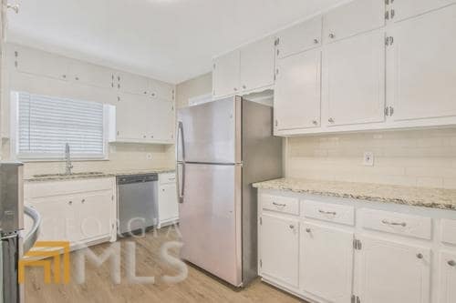 Building Photo - 3190 Rockview Dr