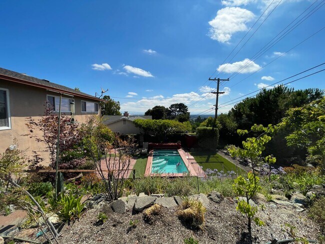 Foto del edificio - REDWOOD CITY - Spacious 4-Bed, 3 Bath Upda...