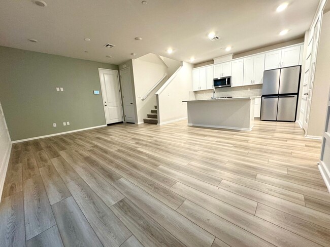 Building Photo - Beautiful 3 bedroom end unit in the heart ...