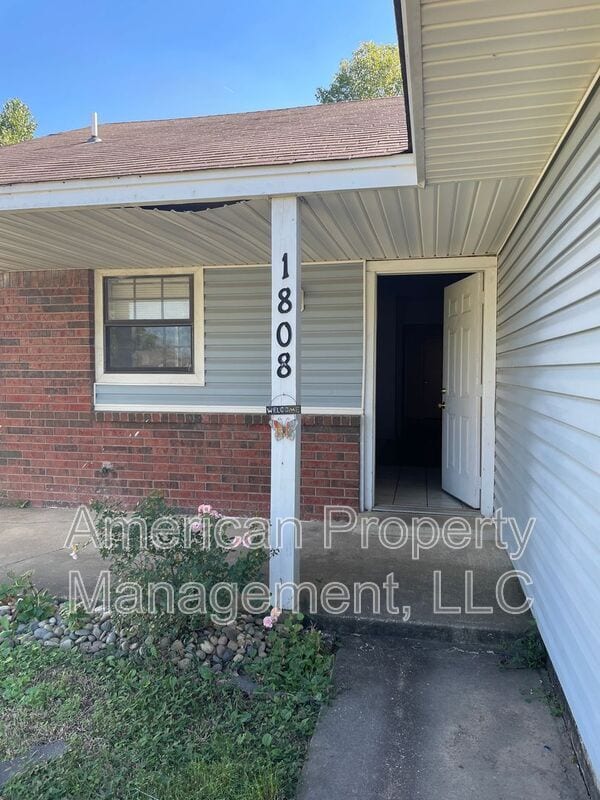 Foto del edificio - 1808 W 58th St