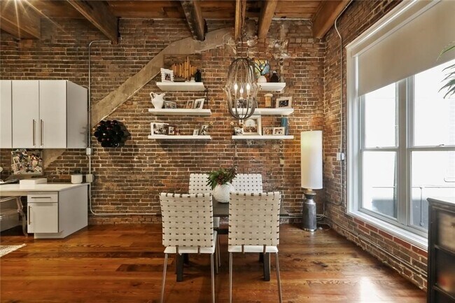 Building Photo - 528 Baronne St